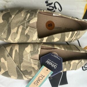 Toms Women's Beige Camouflage Canvas Slip-On Flats